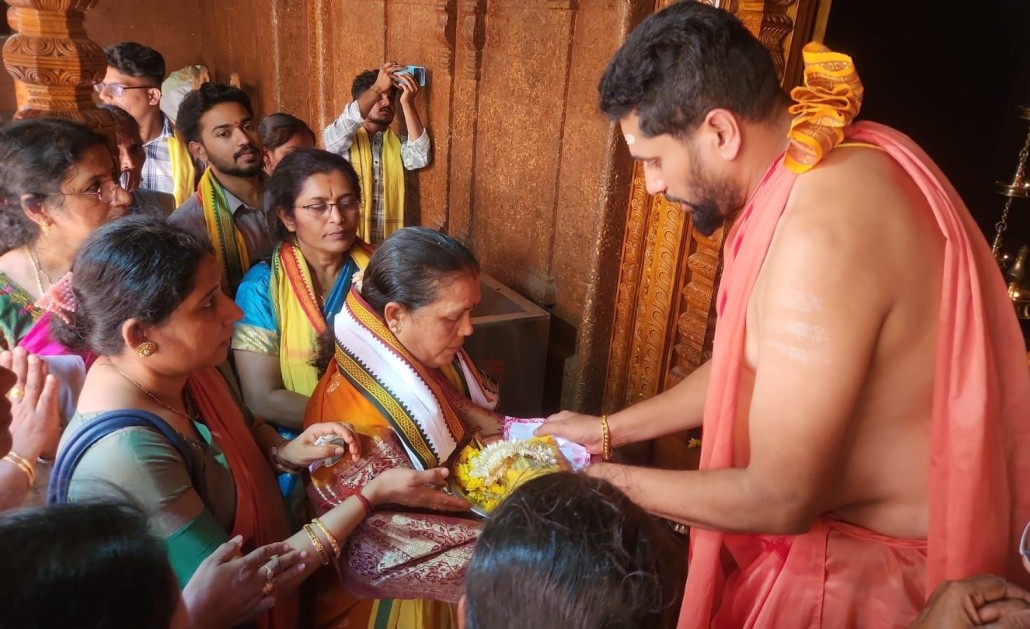 ಗೆಜ್ಜೆಗಿರಿ ಜಾತ್ರೋತ್ಸವದಲ್ಲಿ ಯುವವಾಹಿನಿ ಸುರತ್ಕಲ್ ಘಟಕದ ಸದಸ್ಯರಿಂದ ಗಂಧ ಪ್ರಸಾದ ಸ್ವೀಕಾರ